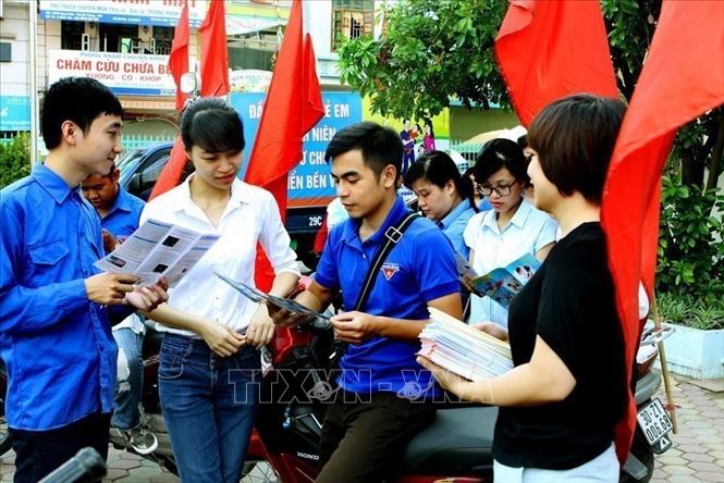 Thanh niên, trẻ vị thành niên Hà Nội được tuyên truyền, phổ biến kiến thức chăm sóc sức khỏe sinh sản, điều chỉnh tốc độ gia tăng dân số. Ảnh: Dương Ngọc - TTXVN