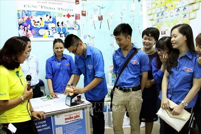 Thanh niên, trẻ vị thành niên Hà Nội được tuyên truyền, phổ biến kiến thức chăm sóc sức khỏe sinh sản, điều chỉnh tốc độ gia tăng dân số. Ảnh: Dương Ngọc - TTXVN