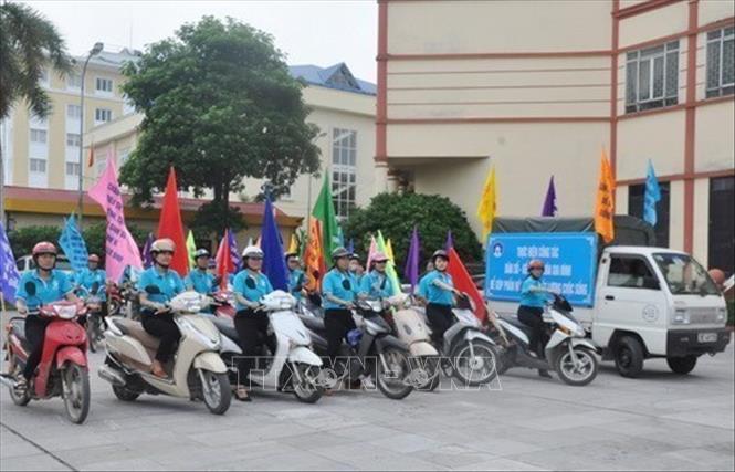 Diễu hành hưởng ứng mít tinh kỷ niệm Ngày Dân số thế giới. Ảnh: Tuyết Mai - TTXVN