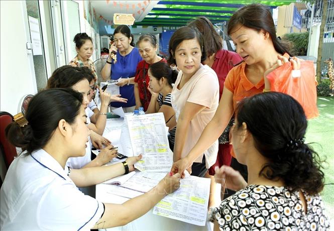 Truyền thông lồng ghép dịch vụ chất lượng cao về chăm sóc sức khỏe sinh sản/kế hoạch hóa gia đình, tầm soát ung thư, tư vấn, cấp thuốc miễn phí cho dân di cư tự do có hoàn cảnh khó khăn trên địa bàn quận Hoàn Kiếm. Ảnh: Dương Ngọc - TTXVN