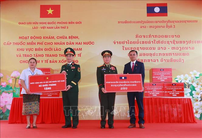 Hai Phó Thủ tướng, Bộ trưởng Quốc phòng tặng quà cho lực lượng quân y tham gia khám, chữa bệnh cho nhân dân vùng biên giới Lào. Ảnh: Trọng Đức - TTXVN