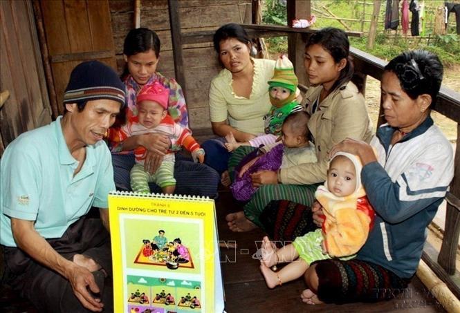 Y tế thôn bản kiểm tra tư vấn dinh dưỡng trẻ em cho đồng bào dân tộc Bru - Vân Kiều tại huyện Lệ Thủy (Quảng Bình) nhằm góp phần làm giảm tỷ lệ suy dinh dưỡng thấp còi, nhẹ cân cho trẻ em dưới 5 tuổi tại khu vực miền núi, vùng sâu, vùng xa. Ảnh: Dương Ngọc - TTXVN