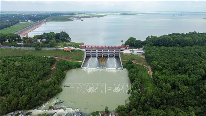 Hồ chứa nước Dầu Tiếng là công trình thủy lợi đặc biệt quan trọng, liên quan đến an ninh quốc gia. Ảnh: Giang Phương - TTXVN