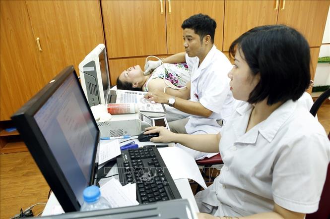Hưởng ứng Ngày Dân số Thế giới (11/7), 30 quận, huyện trên địa bàn thành phố Hà Nội đang đồng loạt tổ chức các hoạt động tuyên truyền, tư vấn, tọa đàm, khám sức khỏe sinh sản/kế hoạch hóa gia đình cho đối tượng trong độ sinh đẻ, khám sức khỏe người cao tuổi… Ảnh: Dương Ngọc - TTXVN