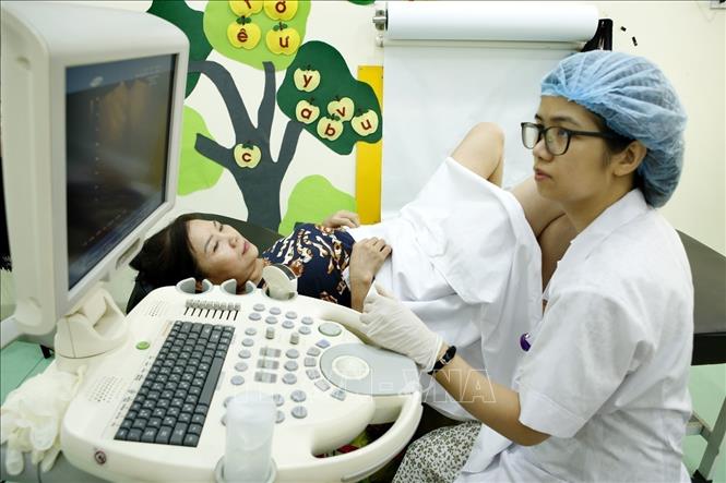 Hưởng ứng Ngày Dân số Thế giới (11/7), 30 quận, huyện trên địa bàn thành phố Hà Nội đang đồng loạt tổ chức các hoạt động tuyên truyền, tư vấn, tọa đàm, khám sức khỏe sinh sản/kế hoạch hóa gia đình cho đối tượng trong độ sinh đẻ, khám sức khỏe người cao tuổi… Ảnh: Dương Ngọc - TTXVN