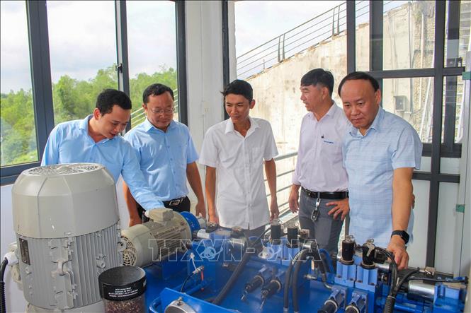 Lãnh đạo Cục Quản lý và Xây dựng công trình thủy lợi cùng các đơn vị liên quan kiểm tra trang thiết bị và quy trình vận hành các công trình điều tiết chính trên hệ thống thủy lợi Dầu Tiếng - Phước Hòa. Ảnh: Giang Phương - TTXVN