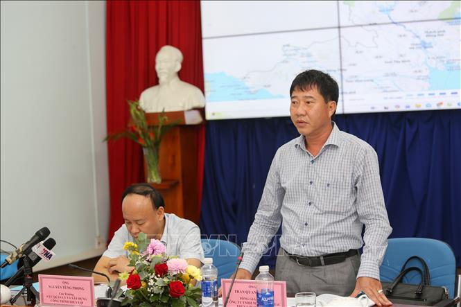 Ông Trần Quang Hùng, Tổng Giám đốc Công ty TNHH MTV Khai thác công trình thủy lợi Miền Nam, báo cáo công tác quản lý, vận hành hồ chứa nước Dầu Tiếng trong mùa mưa, lũ năm 2026. Ảnh: Giang Phương - TTXVN