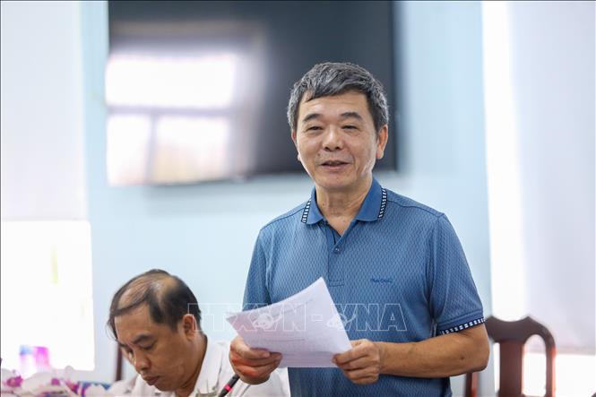 Thành viên Hội đồng tư vấn trao đổi, đóng góp ý kiến về công tác bảo đảm an toàn đập, hồ chứa nước Dầu Tiếng. Ảnh: Giang Phương - TTXVN