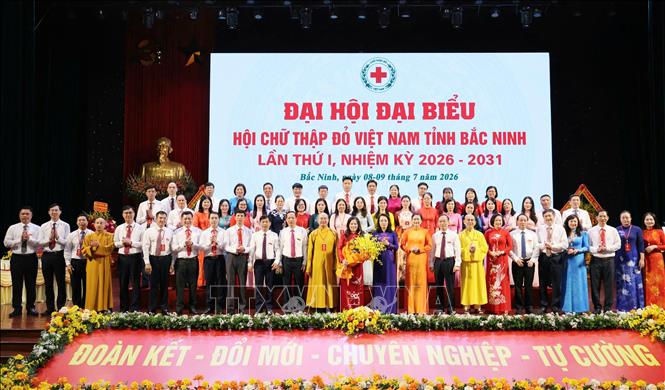 Chủ tịch Trung ương Hội Chữ thập đỏ Việt Nam Đỗ Thị Thu Thảo; Phó Bí thư Thường trực Tỉnh ủy Bắc Ninh, Trưởng Đoàn đại biểu Quốc hội tỉnh Nguyễn Thị Hương, cùng các đại biểu chúc mừng Ban Chấp hành Hội Chữ thập đỏ tỉnh Bắc Ninh nhiệm kỳ 2026-2031. Ảnh: Đồng Thúy- TTXVN