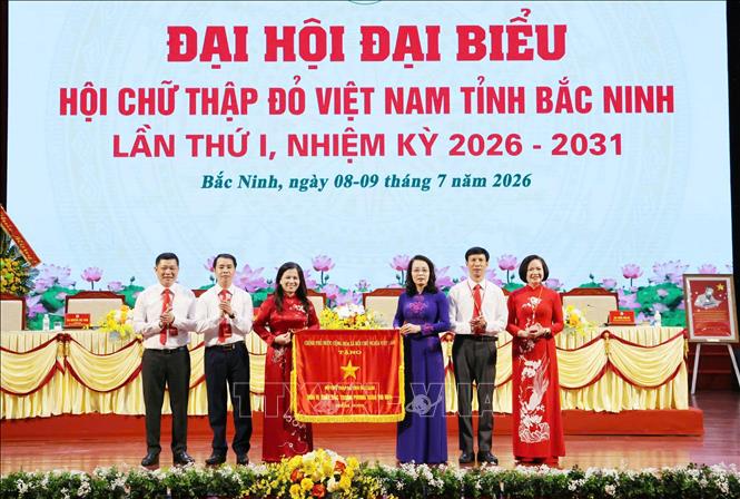 Thừa ủy quyền của Thủ tướng Chính phủ, Phó Bí thư Thường trực Tỉnh ủy Bắc Ninh, Trưởng Đoàn đại biểu Quốc hội tỉnh Nguyễn Thị Hương trao Cờ thi đua của Thủ tướng Chính phủ cho Hội Chữ thập đỏ tỉnh Bắc Ninh. Ảnh: Đồng Thúy- TTXVN