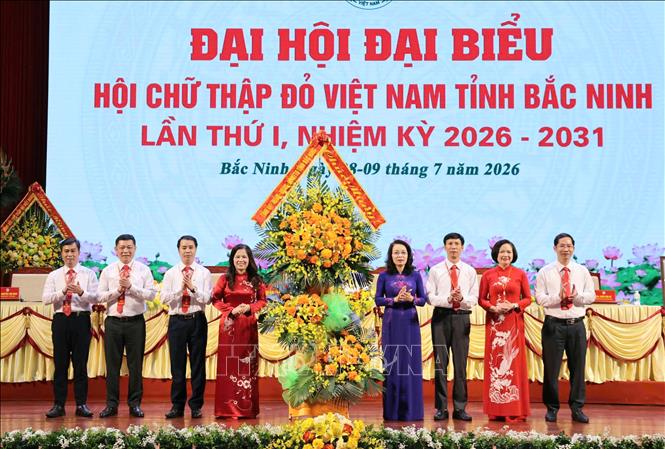 Phó Bí thư Thường trực Tỉnh ủy Bắc Ninh, Trưởng Đoàn đại biểu Quốc hội tỉnh Nguyễn Thị Hương tặng hoa chúc mừng Đại hội. Ảnh: Đồng Thúy- TTXVN