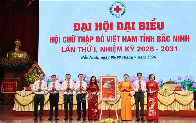 Chủ tịch Trung ương Hội Chữ thập đỏ Việt Nam Đỗ Thị Thu Thảo tặng bức tranh lưu niệm 