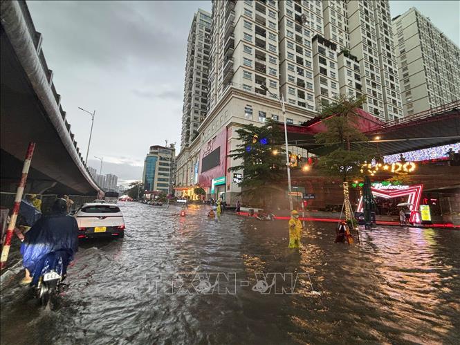 Ngập úng cục bộ trên phố Minh Khai. Ảnh: Phạm Tuấn Anh - TTXVN