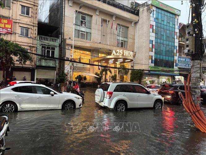Ngập úng cục bộ trên phố Minh Khai. Ảnh: Phạm Tuấn Anh - TTXVN