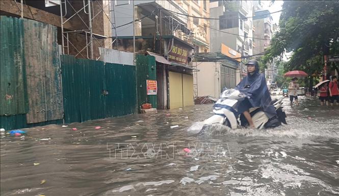 Nước ngập trên đường Mỹ Đình (phường Từ Liêm, Hà Nội). Ảnh: Nguyễn Thắng - TXVN