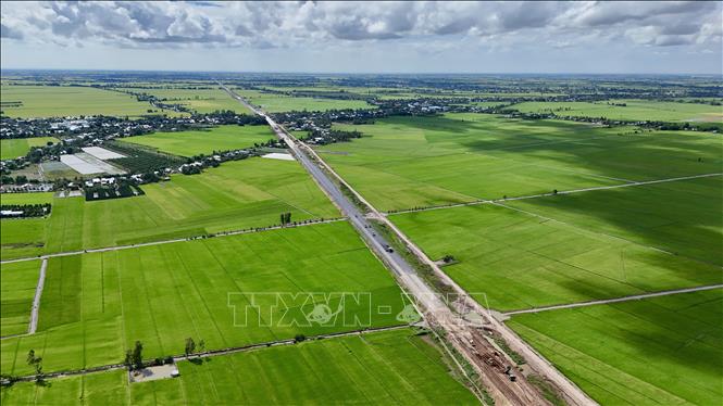 Gói thầu số 45 thuộc Dự án thành phần 1 tuyến cao tốc Châu Đốc - Cần Thơ - Sóc Trăng đang được các đơn vị khẩn trương thi công tại xã Định Mỹ, tỉnh An Giang. Ảnh: Thanh Sang - TTXVN 

    
