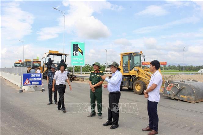 Lãnh đạo tỉnh An Giang kiểm tra công trường, đôn đốc các nhà thầu thi công Dự án thành phần 1 cao tốc Châu Đốc - Cần Thơ - Sóc Trăng qua địa bàn xã Định Mỹ, tỉnh An Giang. Ảnh: Thanh Sang- TTXVN 
