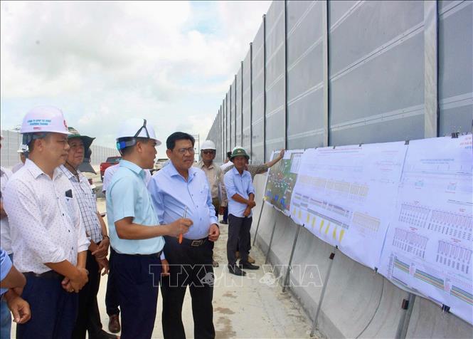 Lãnh đạo tỉnh An Giang kiểm tra công trường, đôn đốc các nhà thầu thi công Dự án thành phần 1 cao tốc Châu Đốc - Cần Thơ - Sóc Trăng qua địa bàn xã Định Mỹ, tỉnh An Giang. Ảnh: Thanh Sang- TTXVN 
