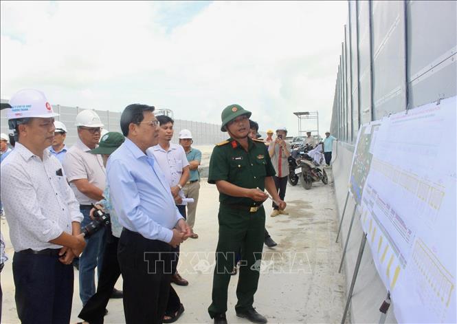 Lãnh đạo tỉnh An Giang kiểm tra công trường, đôn đốc các nhà thầu thi công Dự án thành phần 1 cao tốc Châu Đốc - Cần Thơ - Sóc Trăng qua địa bàn xã Định Mỹ, tỉnh An Giang. Ảnh: Thanh Sang- TTXVN  