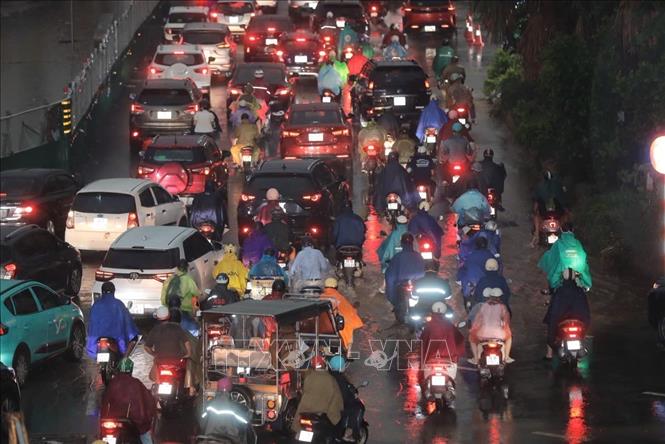 Xe di chuyển chậm trên đường Đàm Quang Trung hướng về Long Biên. Ảnh: Phan Phương - TTXVN