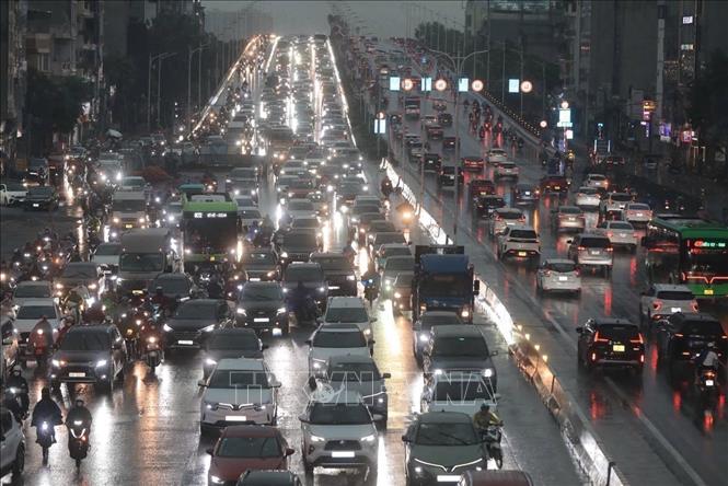 Giao thông ùn tắc lối lên cầu Vĩnh Tuy sau cơn mưa. Ảnh: Thành Phương - TTXVN
