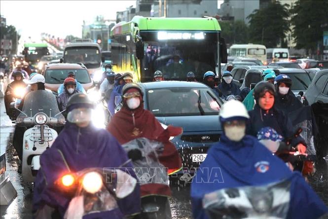 Giao thông ùn tắc trên nhiều tuyến phố sau cơn mưa. Ảnh: Thành Phương - TTXVN
