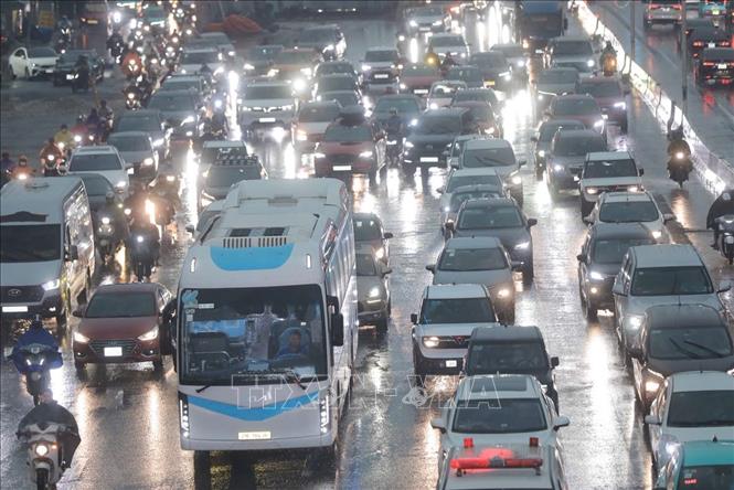 Xe di chuyển chậm trên cầu Vĩnh Tuy hướng ra khỏi trung tâm. Ảnh: Phan Phương - TTXVN