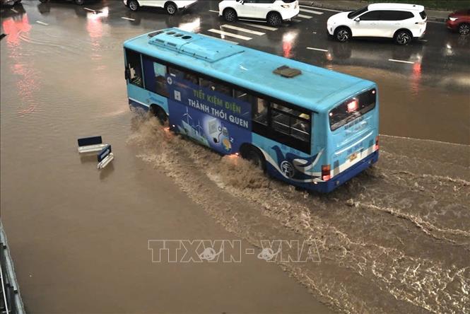 Ngập cục bộ  tại nút giao đường Cổ Linh - Đàm Quang Trung. Ảnh: Phan Phương - TTXVN