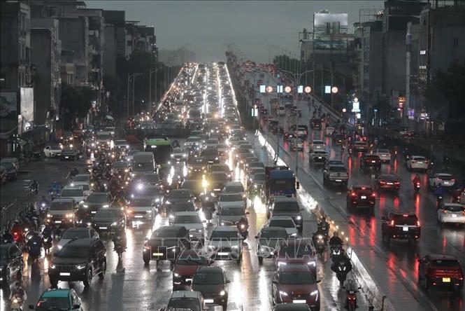 Xe đông, di chuyển chậm trên cầu Vĩnh Tuy hướng ra khỏi trung tâm. Ảnh: Phan Phương - TTXVN