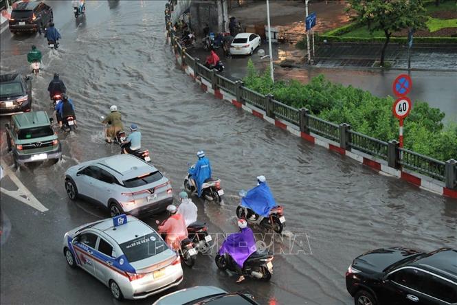 Ngập cục bộ hướng lên cầu Vĩnh Tuy. Ảnh: Phan Phương - TTXVN