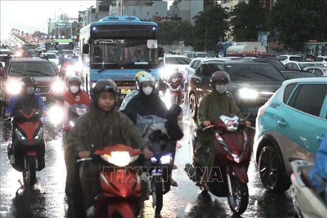 Xe đông, di chuyển chậm trên cầu Vĩnh Tuy hướng về Long Biên. Ảnh: Phan Phương - TTXVN
