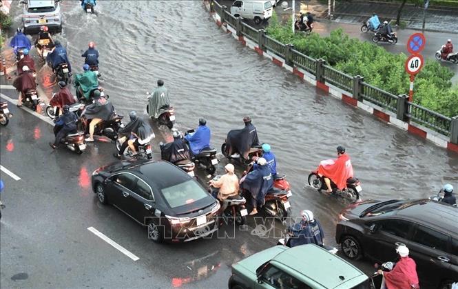 Ngập cục bộ hướng lên cầu Vĩnh Tuy. Ảnh: Phan Phương - TTXVN