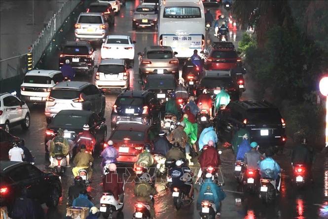 Giao thông ùn tắc lối lên cầu Vĩnh Tuy sau cơn mưa. Ảnh: Thành Phương - TTXVN