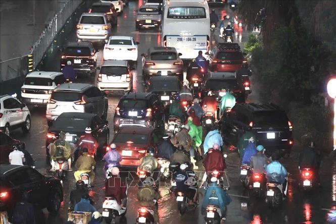 Xe đông, di chuyển chậm trên đường Đàm Quang Trung hướng về Long Biên. Ảnh: Phan Phương - TTXVN