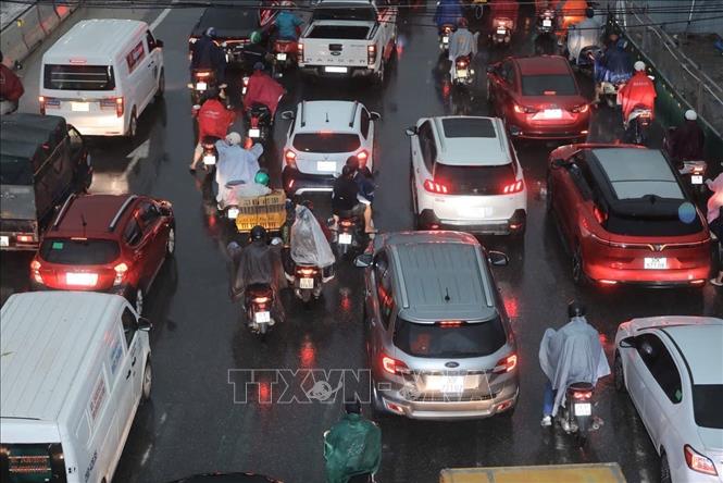 Xe đông, di chuyển chậm trên đường Đàm Quang Trung hướng về Long Biên. Ảnh: Phan Phương - TTXVN