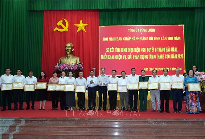 Lãnh đạo tỉnh Vĩnh Long trao Bằng khen cho các tập thể có thành tích tiêu biểu, xuất sắc trong triển khai sắp xếp đơn vị hành chính các cấp và tổ chức hoạt động của chính quyền địa phương hai cấp trên địa bàn tỉnh Vĩnh Long. Ảnh: Phạm Minh Tuấn-TTXVN.