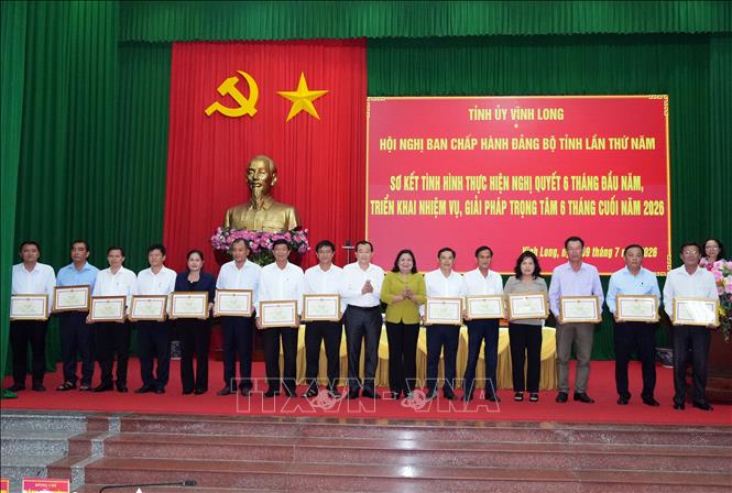 Lãnh đạo tỉnh Vĩnh Long trao Bằng khen cho các tập thể và cá nhân có thành tích tiêu biểu, xuất sắc trong triển khai sắp xếp đơn vị hành chính các cấp và tổ chức hoạt động của chính quyền địa phương hai cấp trên địa bàn tỉnh Vĩnh Long. Ảnh: Phạm Minh Tuấn-TTXVN.