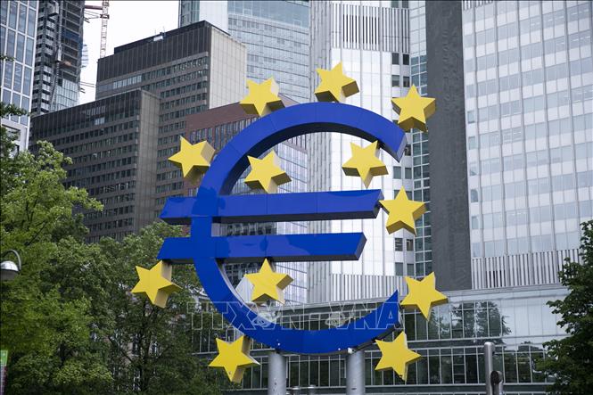 Biểu tượng đồng euro tại Frankfurt, Đức. Ảnh: THX/TTXVN phát