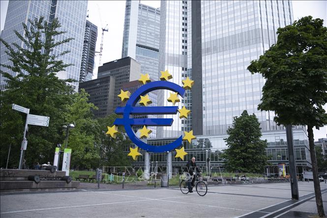 Biểu tượng đồng euro tại Frankfurt, Đức. Ảnh: THX/TTXVN phát