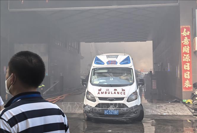 Xe cứu thương tại hiện trường vụ cháy nhà máy giày ở thành phố Tấn Giang, tỉnh Phúc Kiến, Trung Quốc ngày 9/7/2026. Ảnh: THX/TTXVN phát