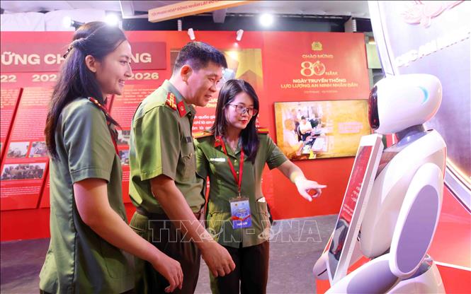 Cán bộ, chiến sĩ Công an nhân dân tham quan khu trưng bày những thành tựu của lực lượng An ninh nhân dân. Ảnh: Phạm Kiên - TTXVN