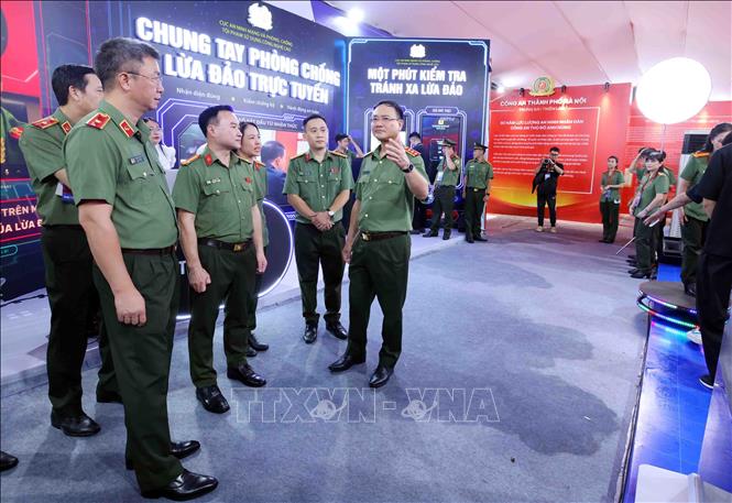 Thượng tướng Phạm Thế Tùng, Ủy viên Trung ương Đảng, Thứ trưởng Bộ Công an cùng các đại biểu tham quan khu trưng bày những thành tựu của lực lượng An ninh nhân dân. Ảnh: Phạm Kiên - TTXVN