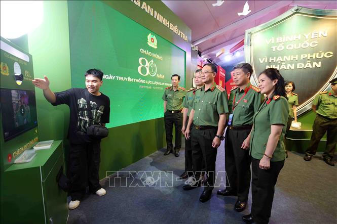 Thượng tướng Phạm Thế Tùng, Ủy viên Trung ương Đảng, Thứ trưởng Bộ Công an cùng các đại biểu tham quan khu trưng bày những thành tựu của lực lượng An ninh nhân dân. Ảnh: Phạm Kiên - TTXVN