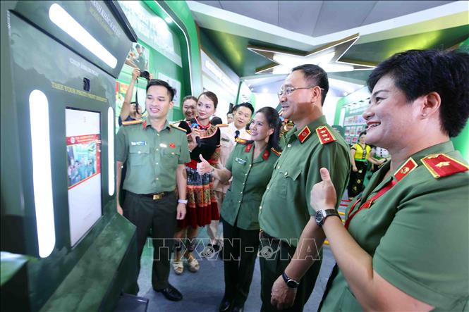 Thượng tướng Phạm Thế Tùng, Ủy viên Trung ương Đảng, Thứ trưởng Bộ Công an cùng các đại biểu tham quan khu trưng bày những thành tựu của lực lượng An ninh nhân dân. Ảnh: Phạm Kiên - TTXVN