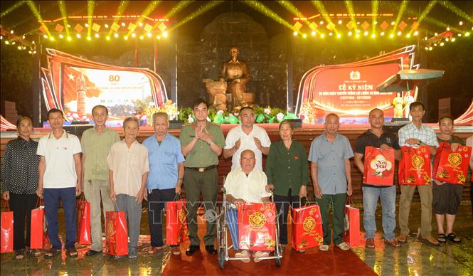 Công an tỉnh Bắc Ninh trao các phần quà cho thân nhân liệt sỹ Cao Kỳ Vân, gia đình các liệt sỹ, thương bệnh binh. Ảnh: Danh Lam -TTXVN