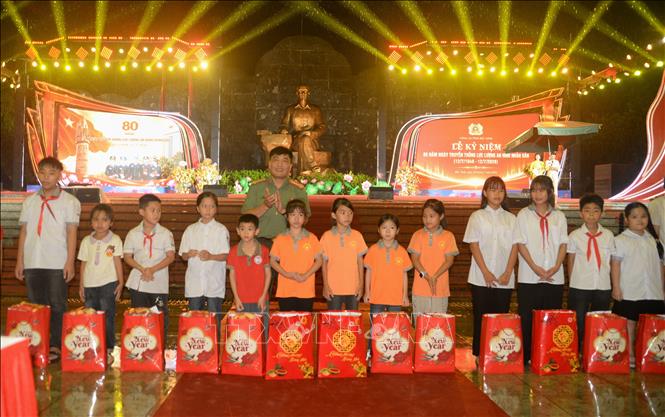 Công an tỉnh Bắc Ninh trao 50 suất quà cho gia đình chính sách có hoàn cảnh khó khăn và học sinh có hoàn cảnh khó khăn. Ảnh: Danh Lam -TTXVN
