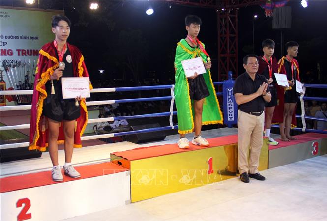 Ban tổ chức trao thưởng cho các vận ộng viên, các võ đường đạt giải. Ảnh: Trịnh Bang Nhiệm - TTXVN