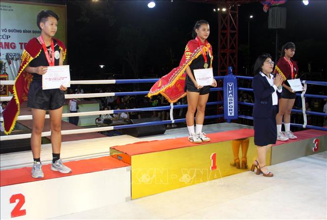Ban tổ chức trao thưởng cho các vận động viên, các võ đường đạt giải. Ảnh: Trịnh Bang Nhiệm - TTXVN 
