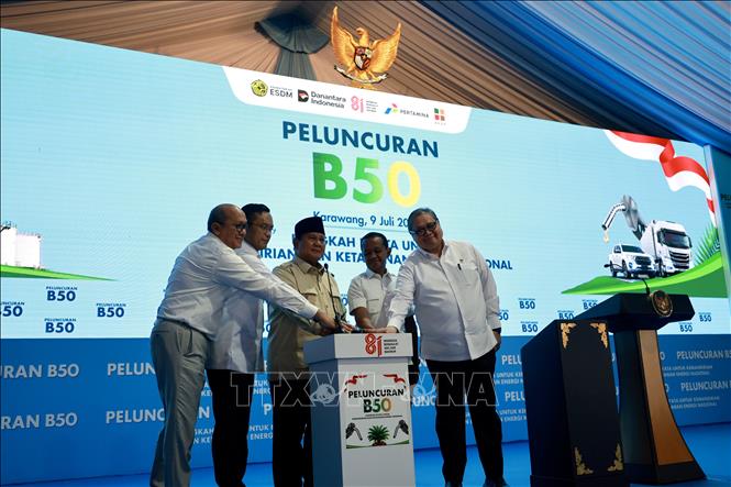 Các quan chức Indonesia bấm nút khởi động chương trình nhiên liệu sinh học B50 bắt buộc trên toàn quốc. Ảnh: Đỗ Quyên – PV TTXVN tại Indonesia