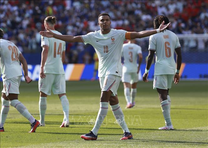 Kylian Mbappe ăn mừng bàn thắng mở tỷ số trận đấu, chuộc lỗi sau pha phạt đền trên chấm 11m không thành công trước đó. Ảnh: THX/TTXVN phát